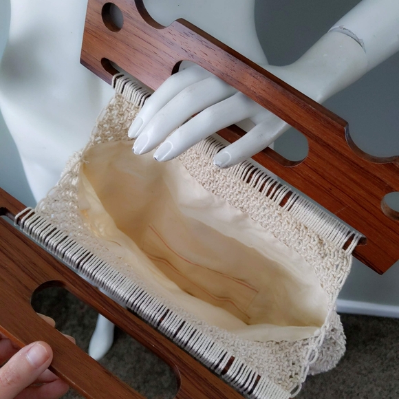 Rare! Vintage 1970s Handmade Large Crochet Macrame Fringe Wooden Handle Purse - Picture 3 of 4